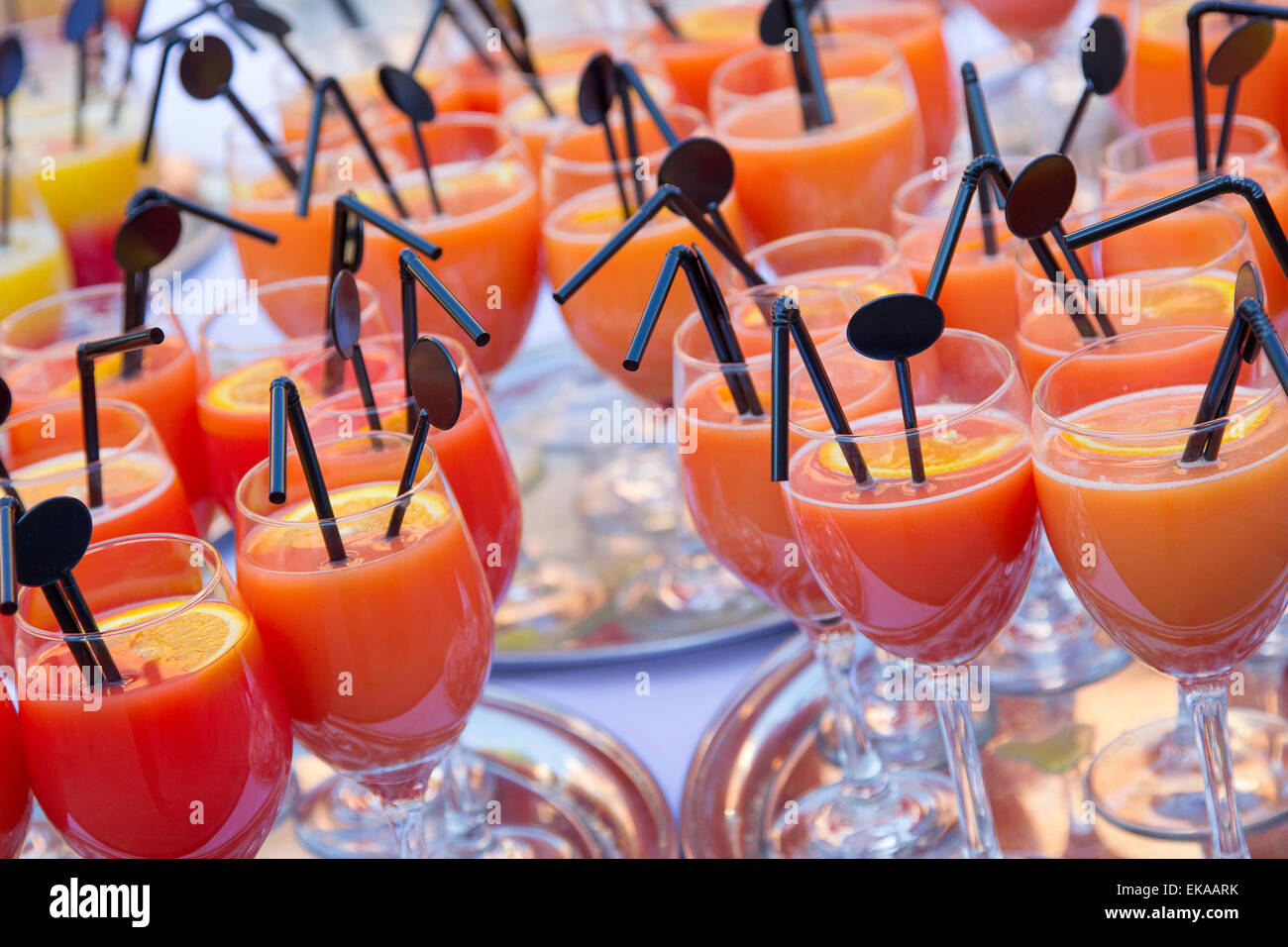 eine Auswahl an alkoholfreien Fruchtcocktail Getränke in Gläsern auf silbernen Tabletts serviert Stockfoto