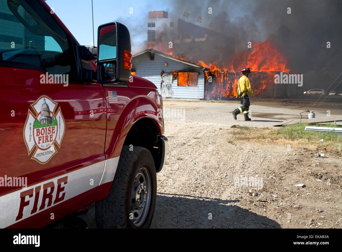 Feuer Kommandofahrzeug auf der Bühne ein Gebäudebrand in Boise, Idaho, USA. Stockfoto