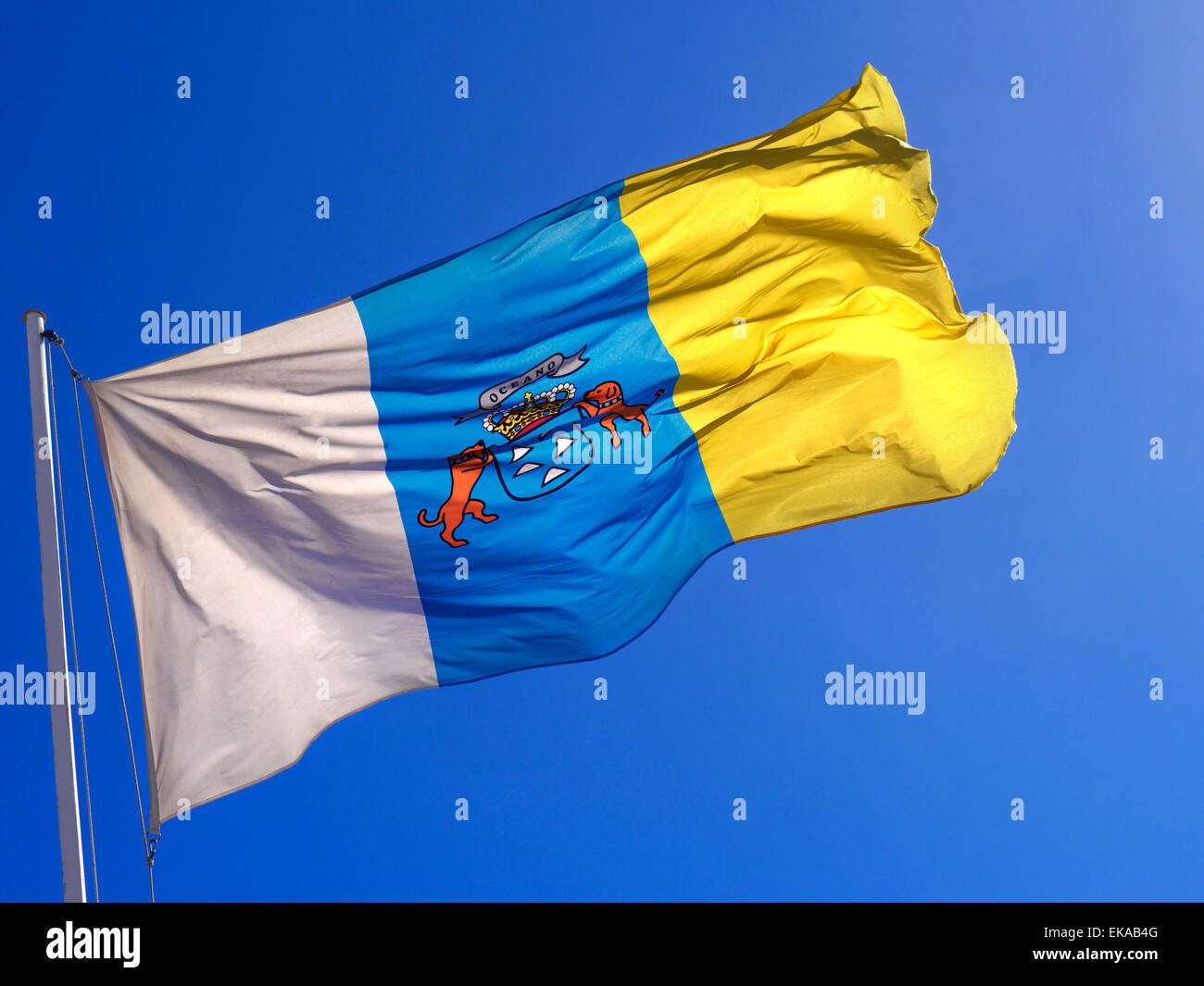 Sonnigen Flagge der Kanarischen Inseln flattern im Wind mit tief blauen Himmel hinter Stockfoto