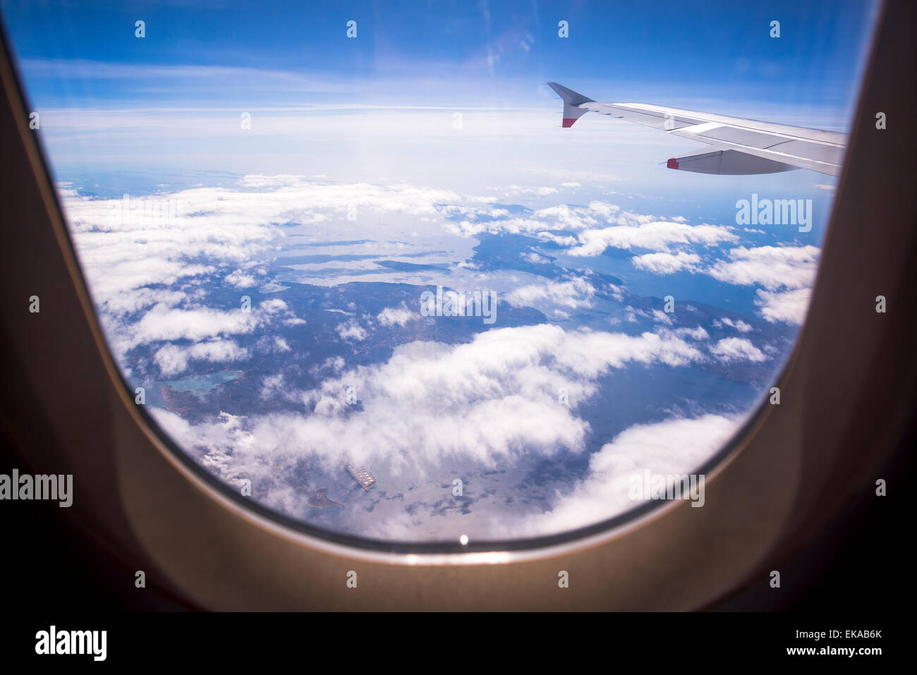 Flugzeugflügel Flugzeugfenster durchschaut Stockfoto