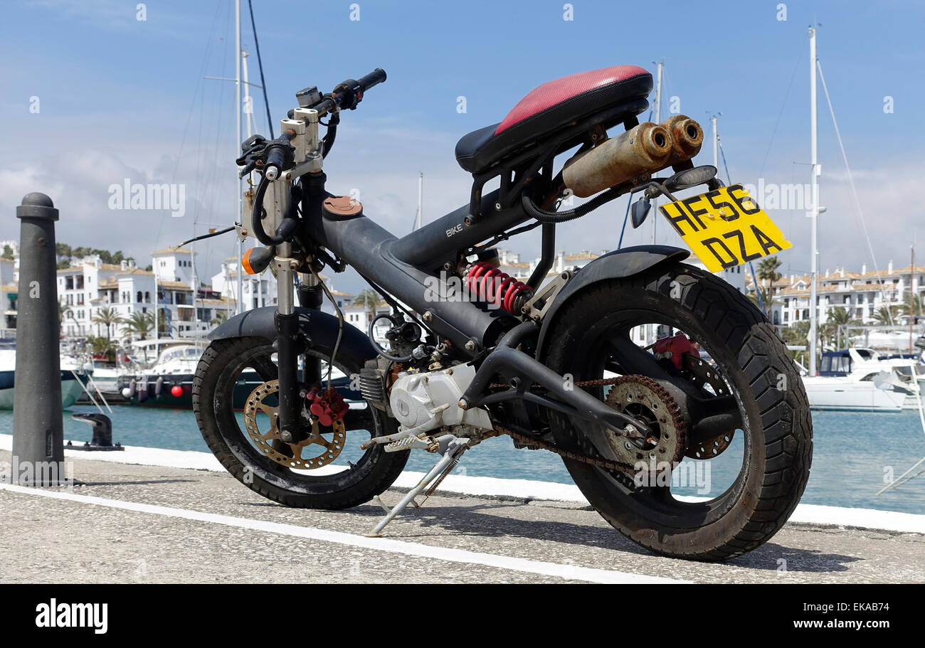 Alte rostige Moped Motorrad Fahrrad Stockfoto
