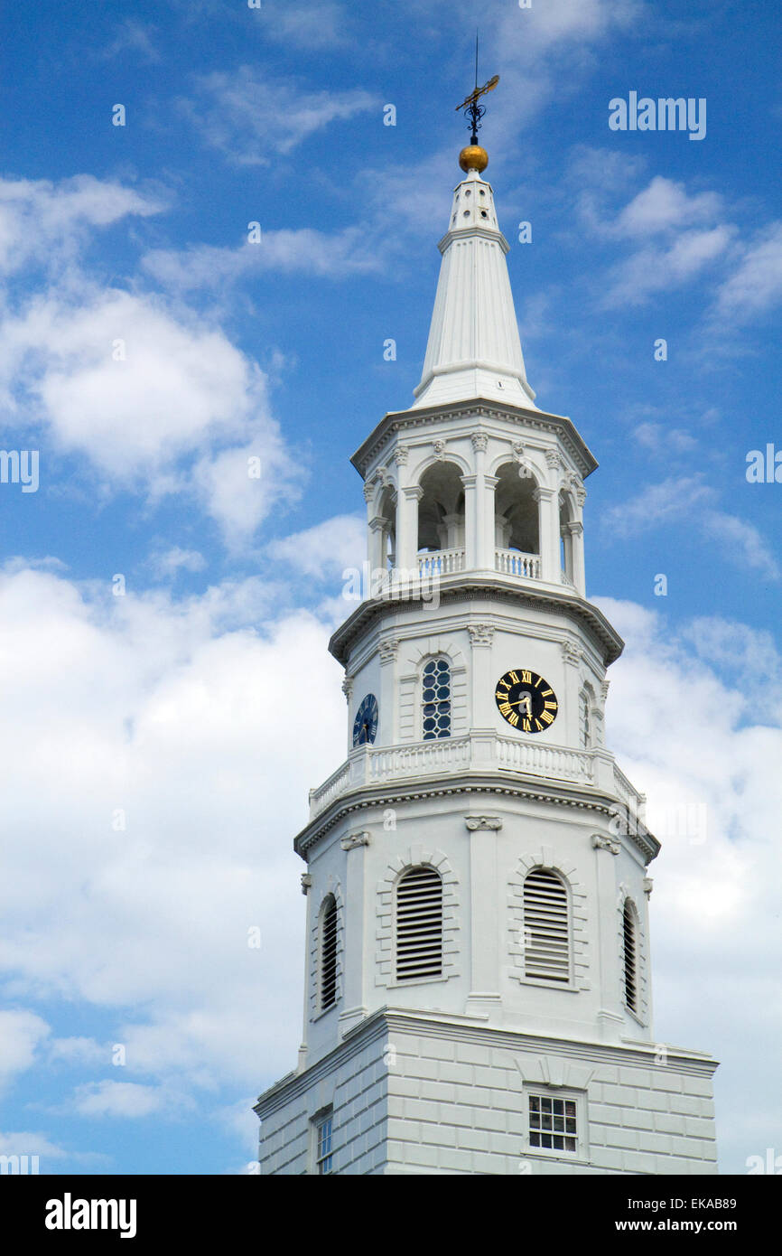 Der Kirchturm der St. Michaels Episcopal Church in Charleston, South Carolina, USA. Stockfoto