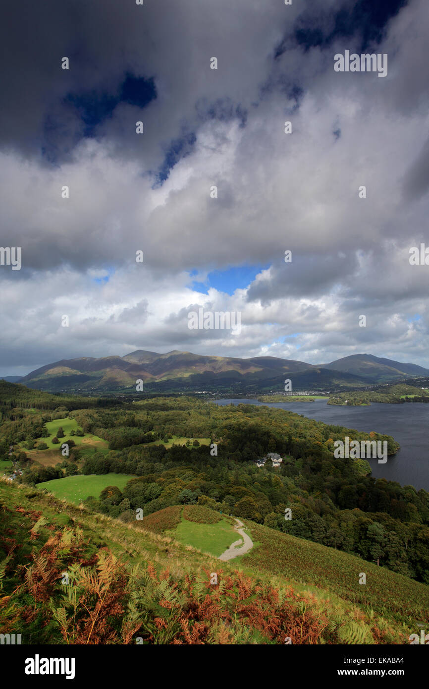Stormy mit Blick auf Berg Skiddaw und Derwentwater von Cat Glocken fielen, Keswick Stadt, Lake District National Park Cumbria anzeigen Stockfoto