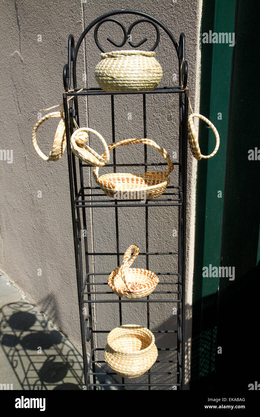Sweetgrass handgewobene Körbe auf dem Display in Charleston, South Carolina, USA. Stockfoto