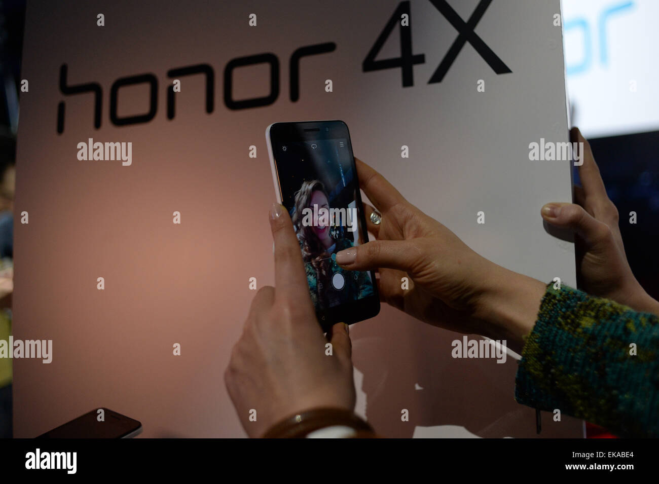 Moskau, Russland. 8. April 2015. Eine Frau nimmt Selfie mit neuen Smartphone Huawei Honor 4 X nachts seine Premiere in Moskau, 8. April 2015. © Pavel Bednyakov/Xinhua/Alamy Live-Nachrichten Stockfoto