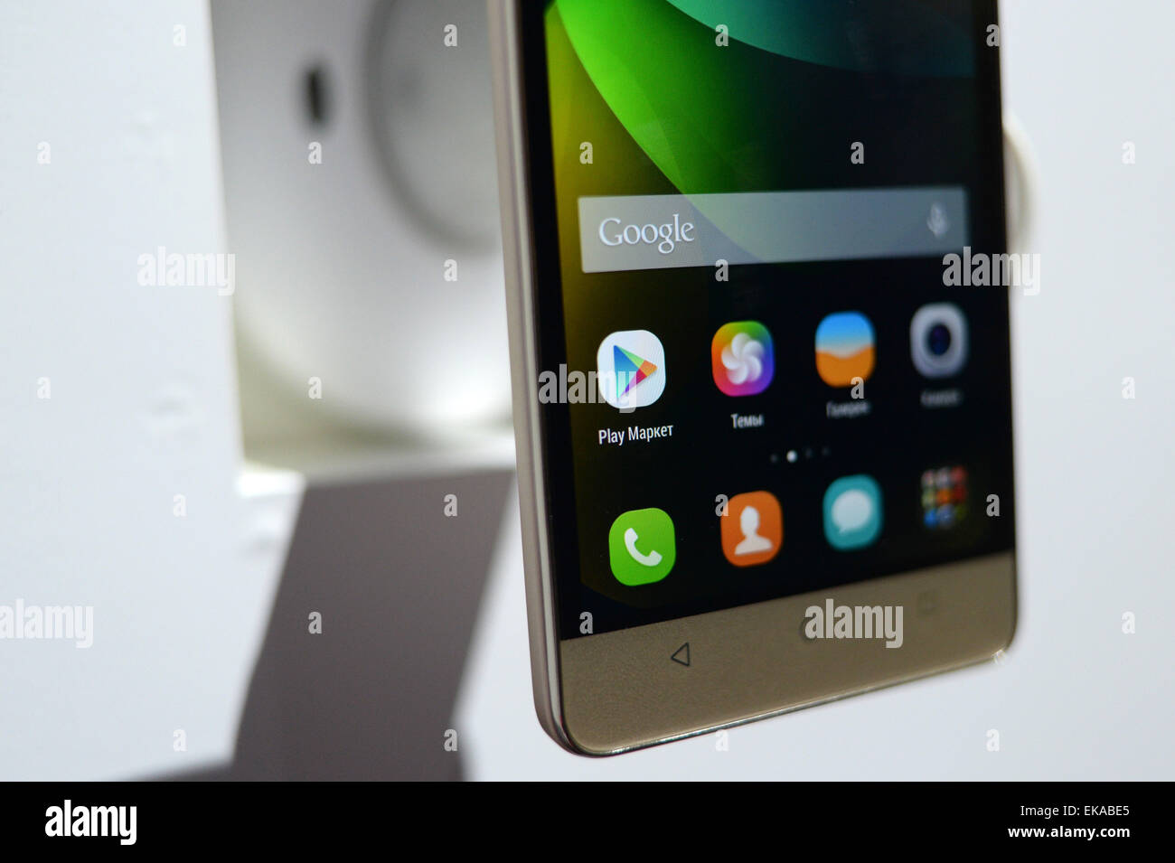 Moskau, Russland. 8. April 2015. Neue Smartphone Huawei Honor 4C erscheint nachts seine Premiere in Moskau, Russland, 8. April 2015. © Pavel Bednyakov/Xinhua/Alamy Live-Nachrichten Stockfoto