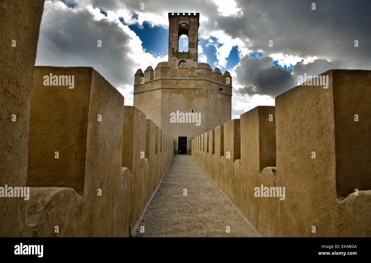 Zinnen, Wege und Türme von Badajoz muslimischen Wand. Adarve und innen Gebäude Stockfoto