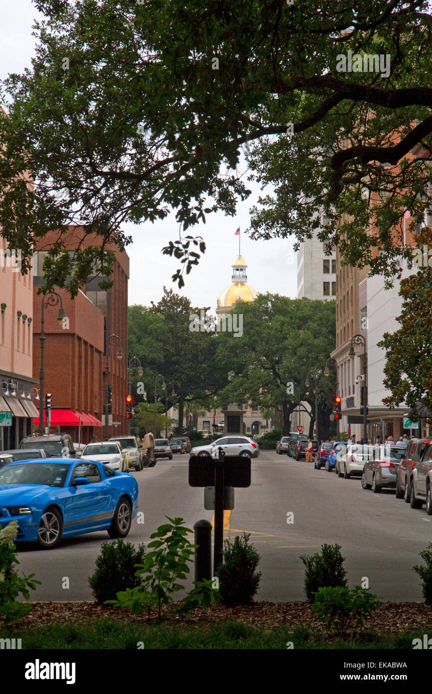 Goldhaube und Uhr auf dem Rathaus von River Street in Savannah, Georgia, USA gesehen. Stockfoto