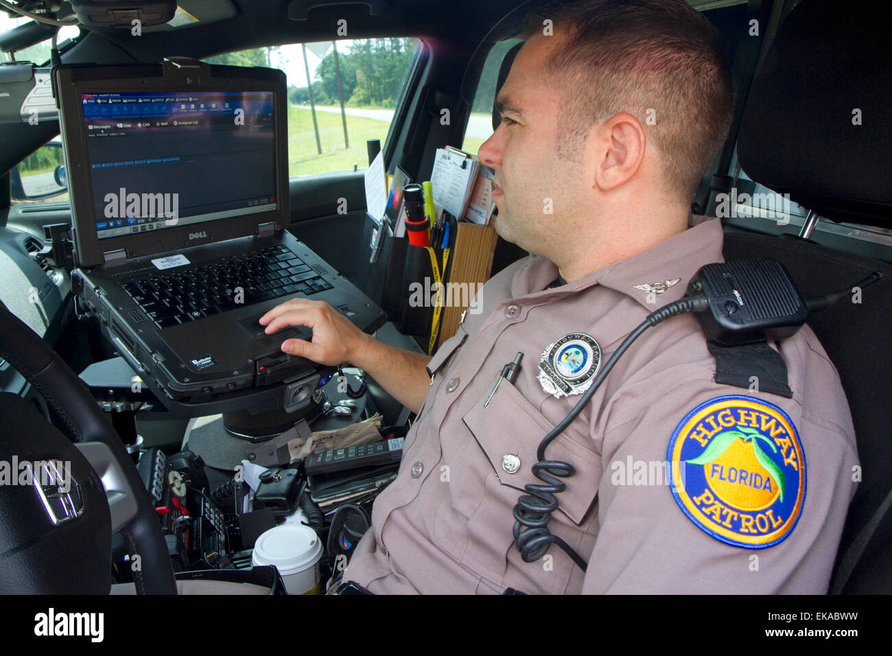 Florida State Trooper mit Computer im Streifenwagen. Stockfoto