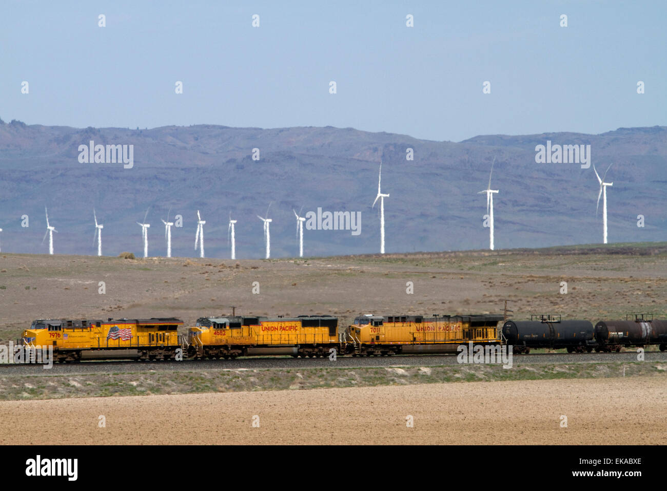 Union Pacific Railroad Zug Reisen Vergangenheit eine Reihe von Wind angetrieben elektrische Generatoren in Elmore County, Idaho, USA. Stockfoto