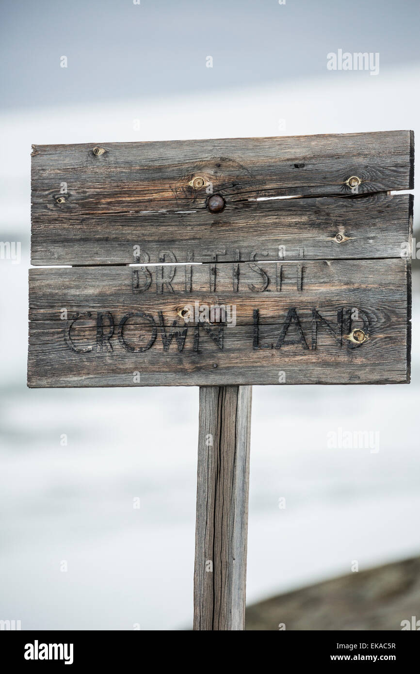 Ein seltenes Holz British Crown Land Zeichen, Wordie House, Winter Island, Antarktis Stockfoto