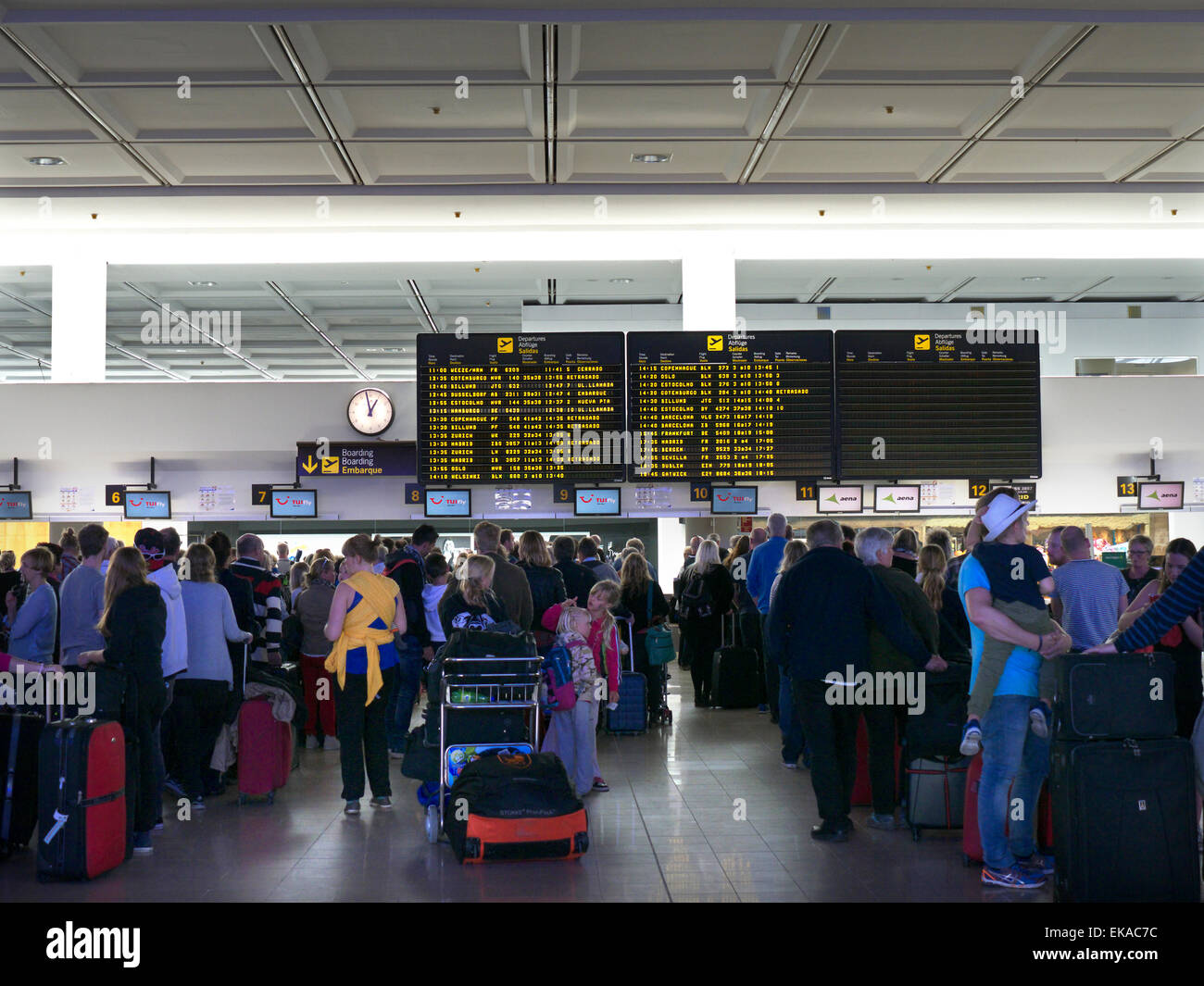 Verspätete Warteschlangen von TUI-Charterflugpassagieren und Gepäck warten auf der Flughafenkonbahn, um zu ihren Flügen einzuchecken Stockfoto