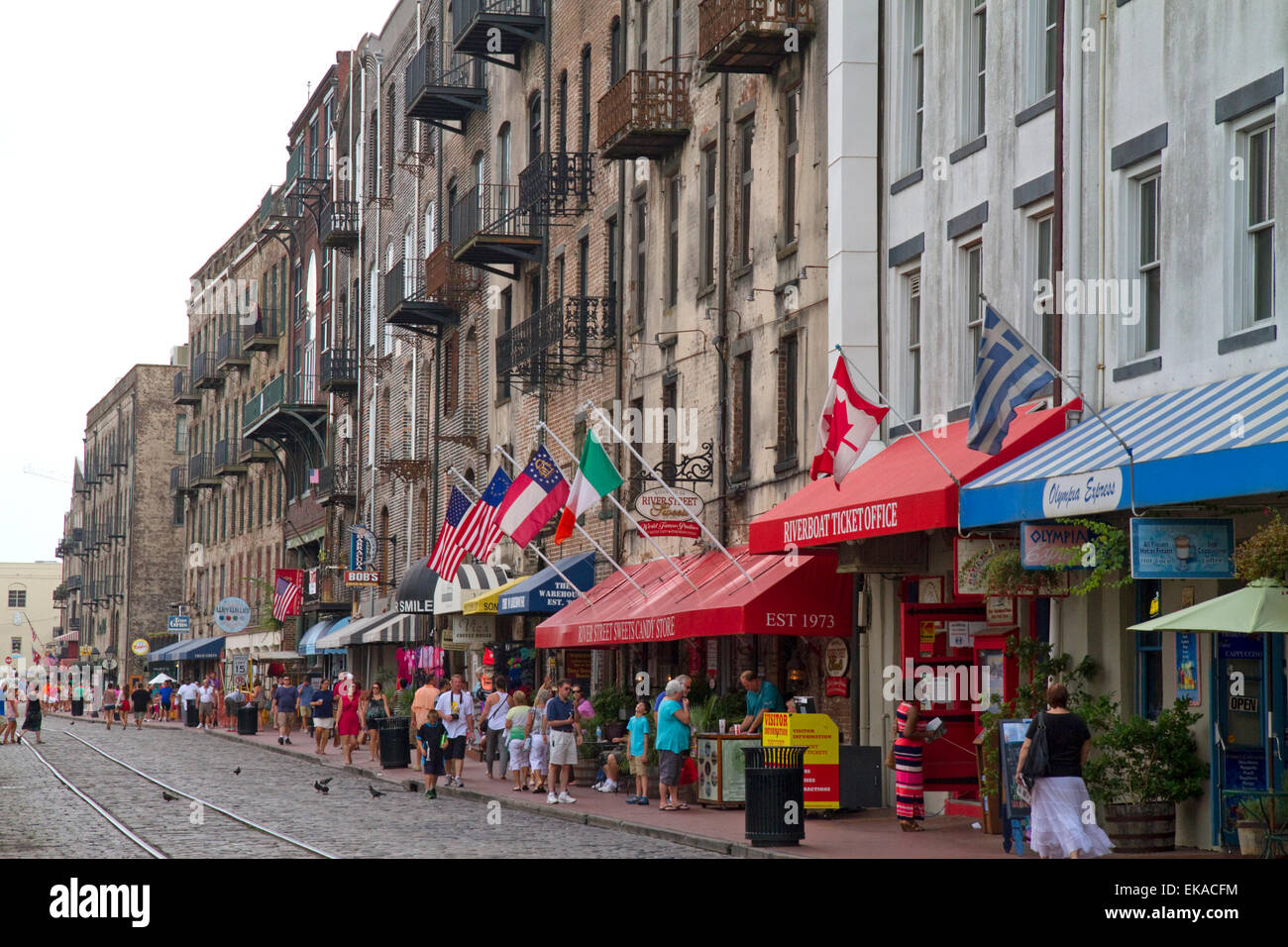 Ladenfronten der Geschäfte in der Nähe von Forsyth Park, Savannah, Georgia, USA. Stockfoto