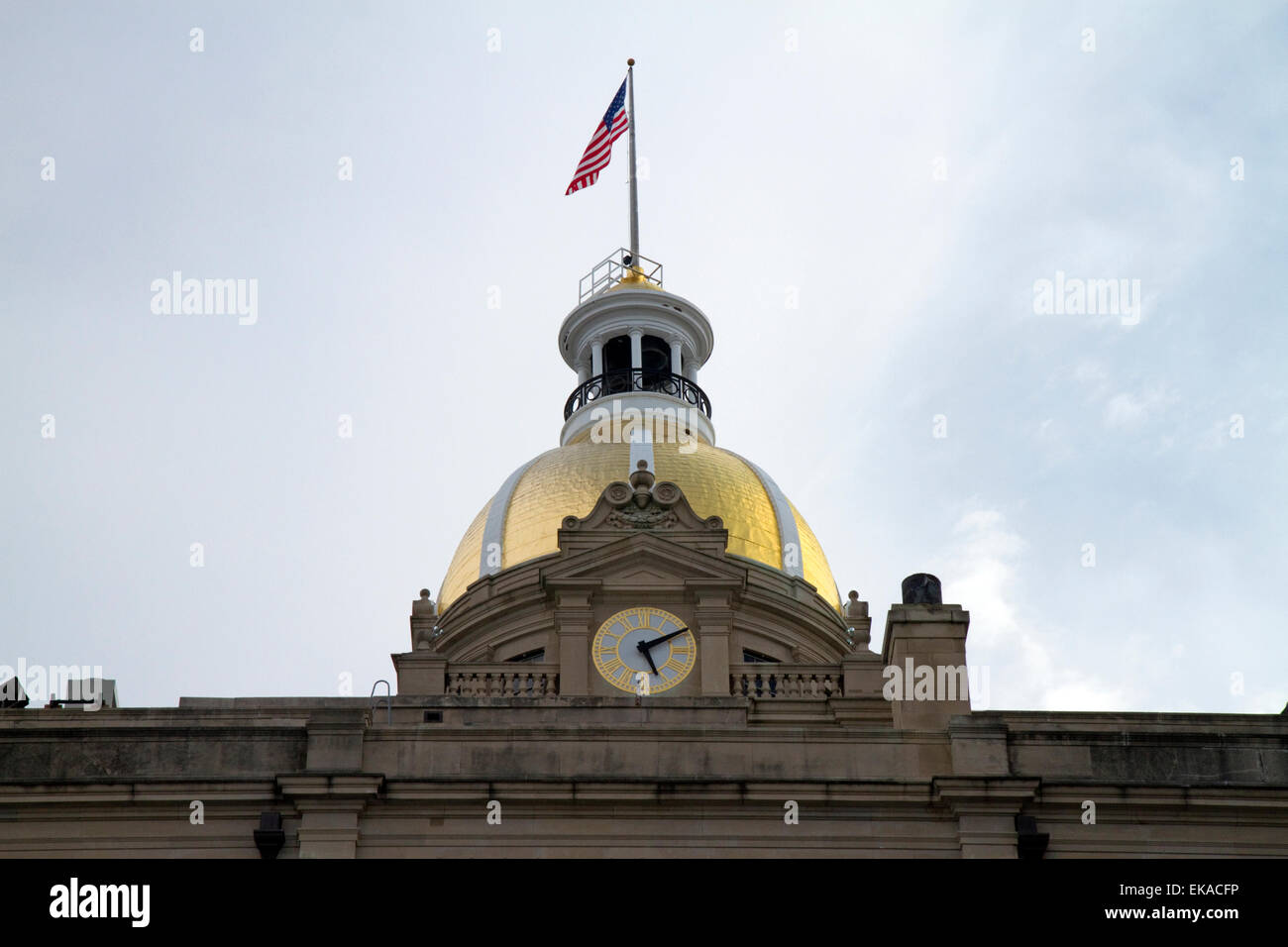 Goldhaube und Uhr auf dem Rathaus in Savannah, Georgia, USA. Stockfoto