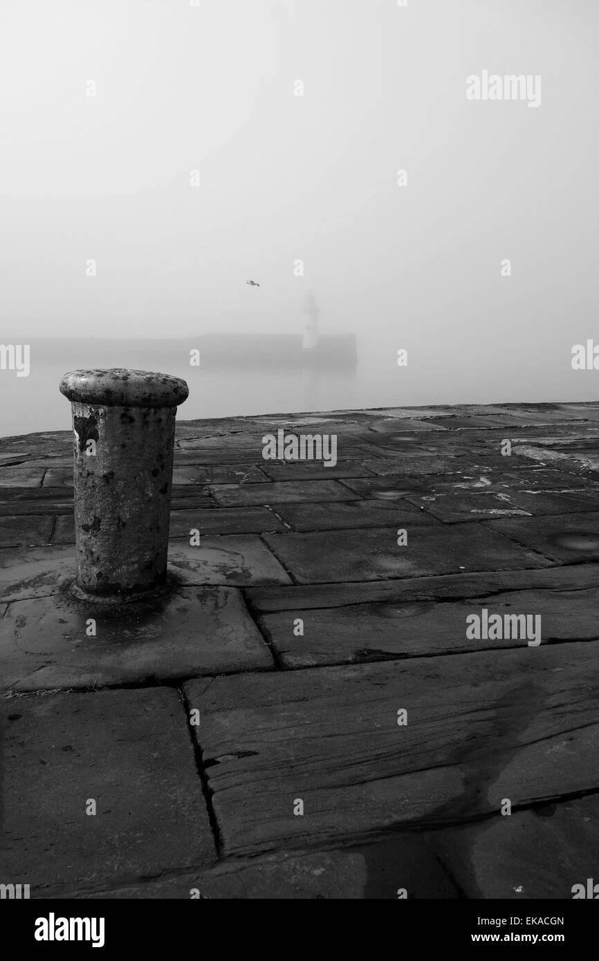 Die historischen Whitehaven Hafen und Yachthafen im Westen Cumbria an einem nebligen Tag Stockfoto