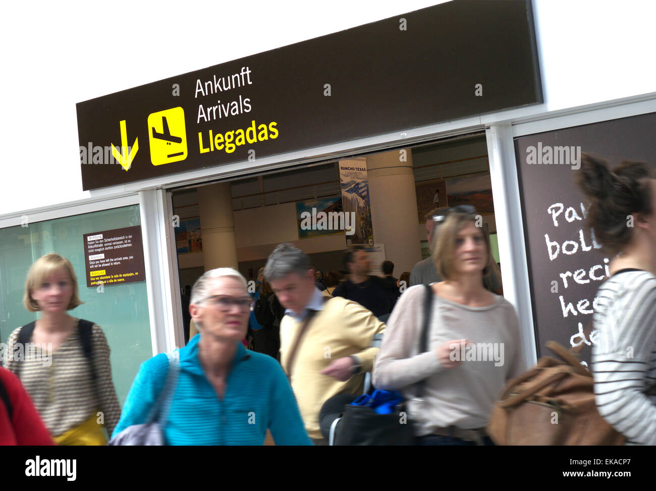 ANKÜNFTE SPANIEN SPANISCHER FLUGHAFEN Fluggäste, die in der geschäftigen Ankunftshalle des Flughafens von Lanzarote ankommen Kanarische Inseln Spanien Stockfoto