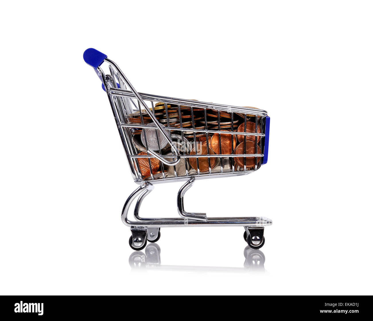 Trolley mit Münzen auf weißem Hintergrund Stockfoto