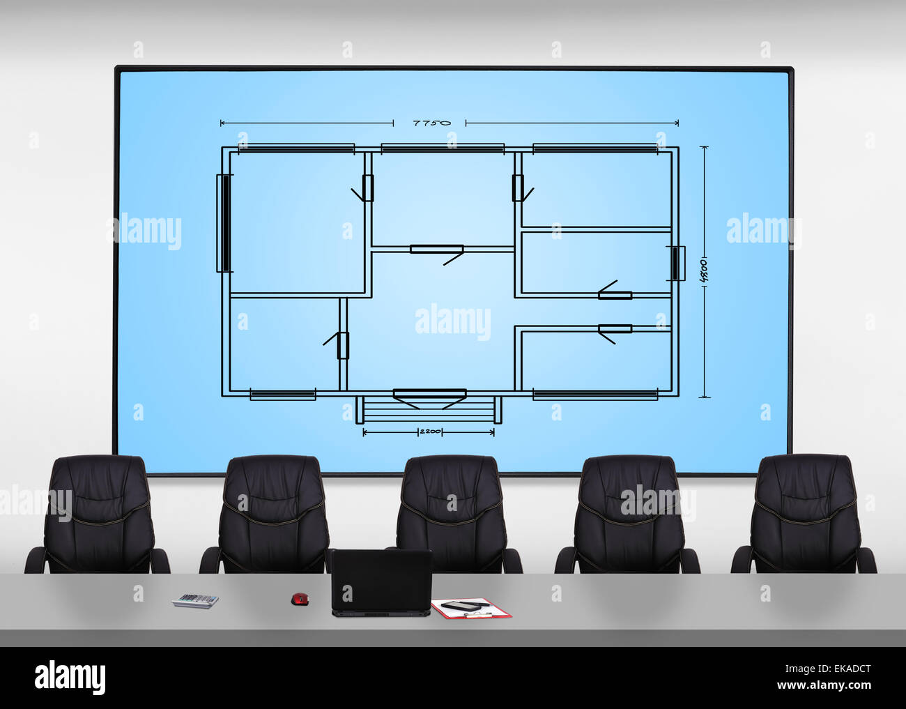 großer Plasma-Bildschirm mit Blaupause im Büro Stockfoto