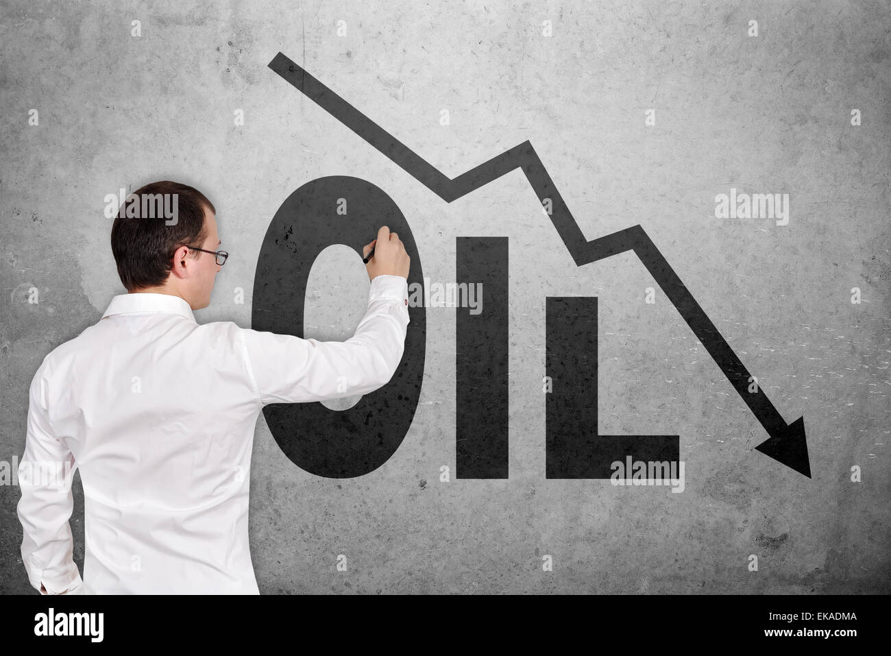 Geschäftsmann, sinkende Öl-Chart auf Concerete Wand zeichnen Stockfoto