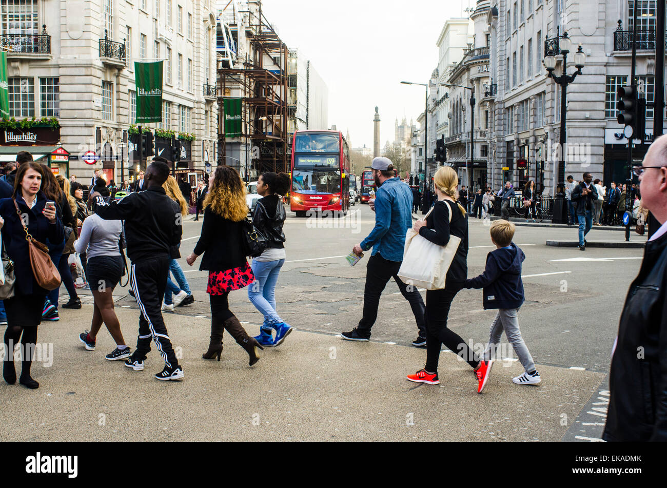 Menschen Kreuzung Straße an belebten Kreuzung am Londoner Piccadilly im Herzen des West End, zentrales London, England, UK. Stockfoto