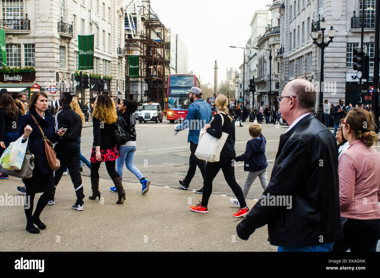 Menschen Kreuzung Straße an belebten Kreuzung am Londoner Piccadilly im Herzen des West End, zentrales London, England, UK. Stockfoto