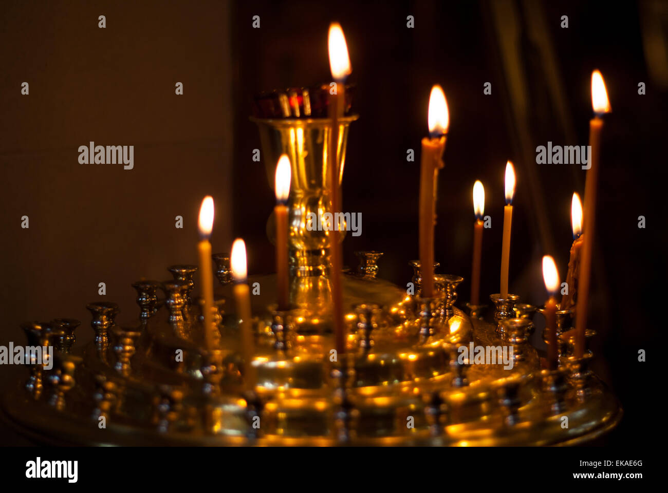 Kerzen in der Kirche Stockfoto