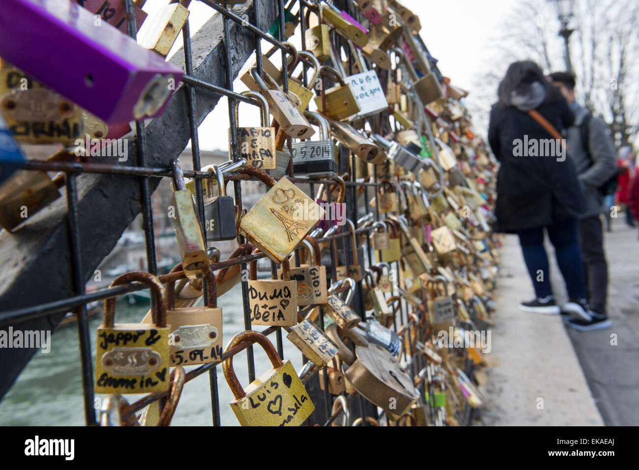 Liebesschlösser auf der Pont Neuf in Paris, Frankreich-EU Stockfoto