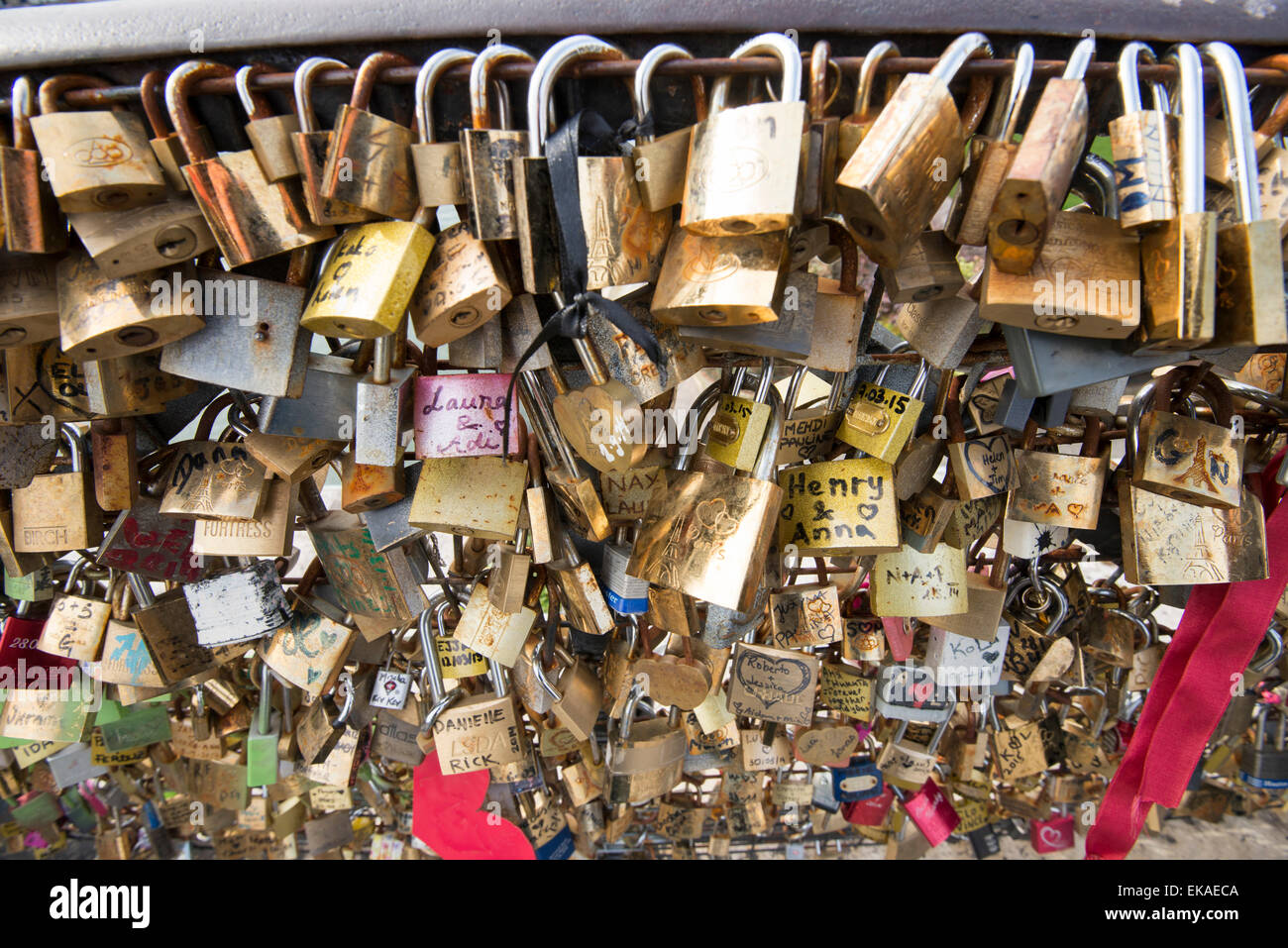 Liebesschlösser auf der Pont Neuf in Paris, Frankreich-EU Stockfoto