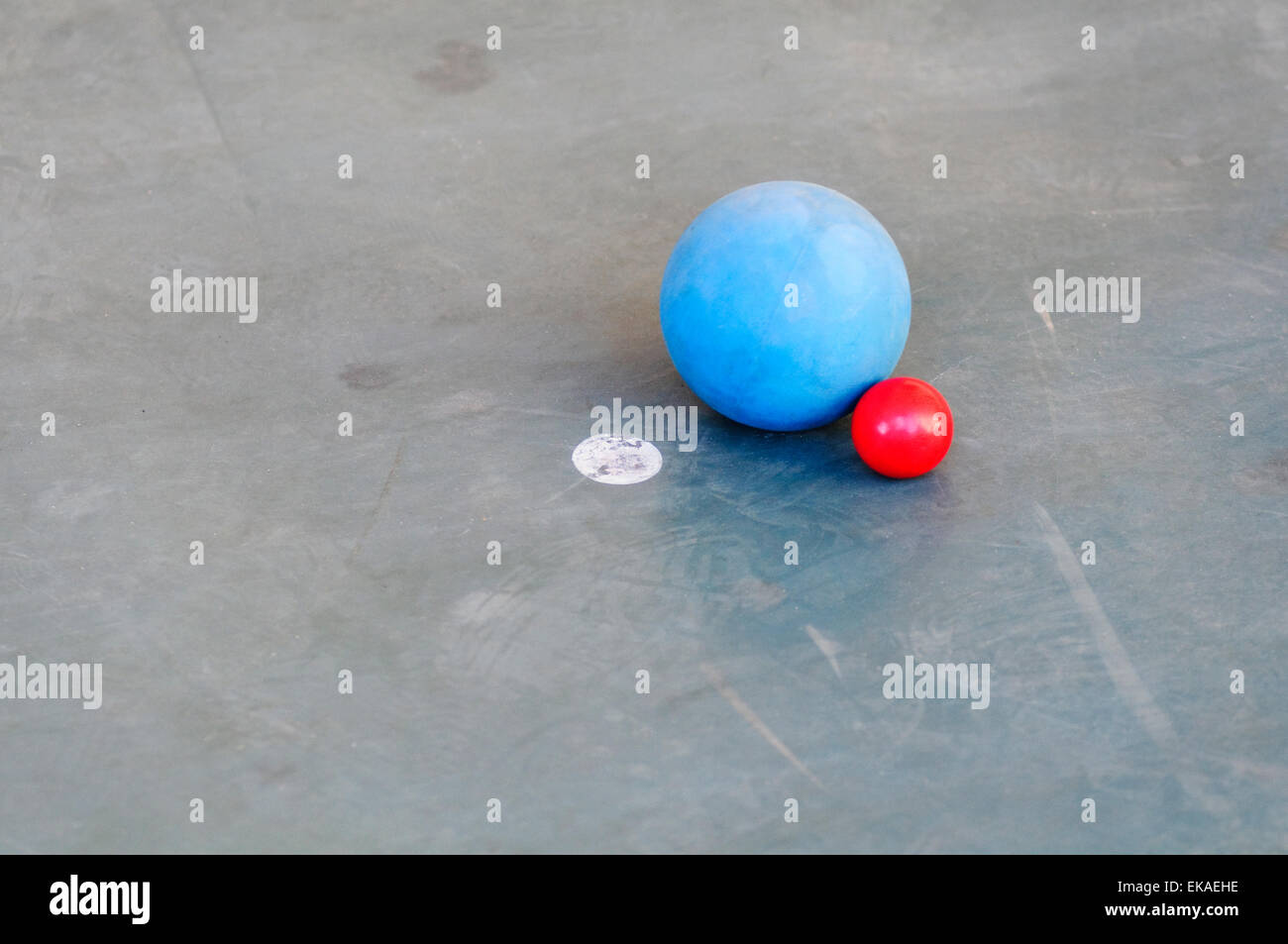 Ball in einem Spiel der Schalen zu gewinnen Stockfoto