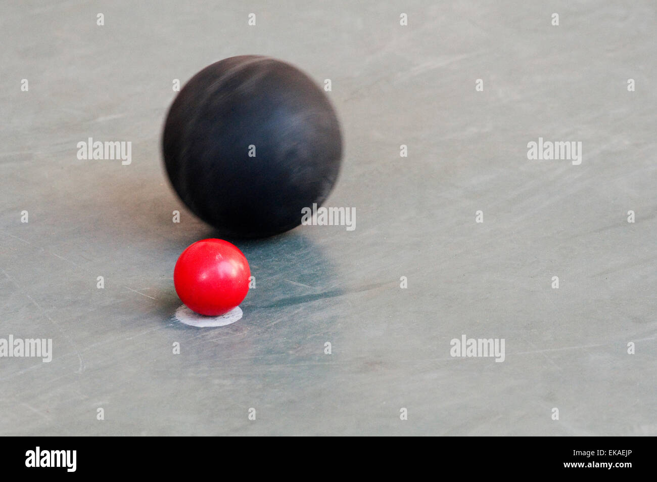 Ball in einem Spiel der Schalen zu gewinnen Stockfoto
