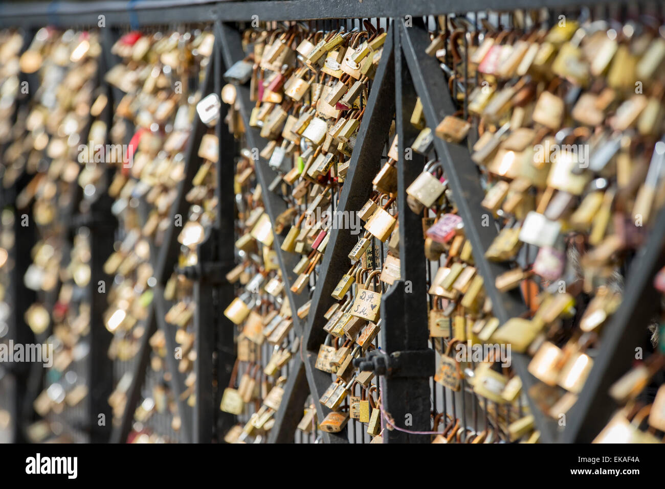 Liebesschlösser auf der Pont Neuf in Paris, Frankreich-EU Stockfoto