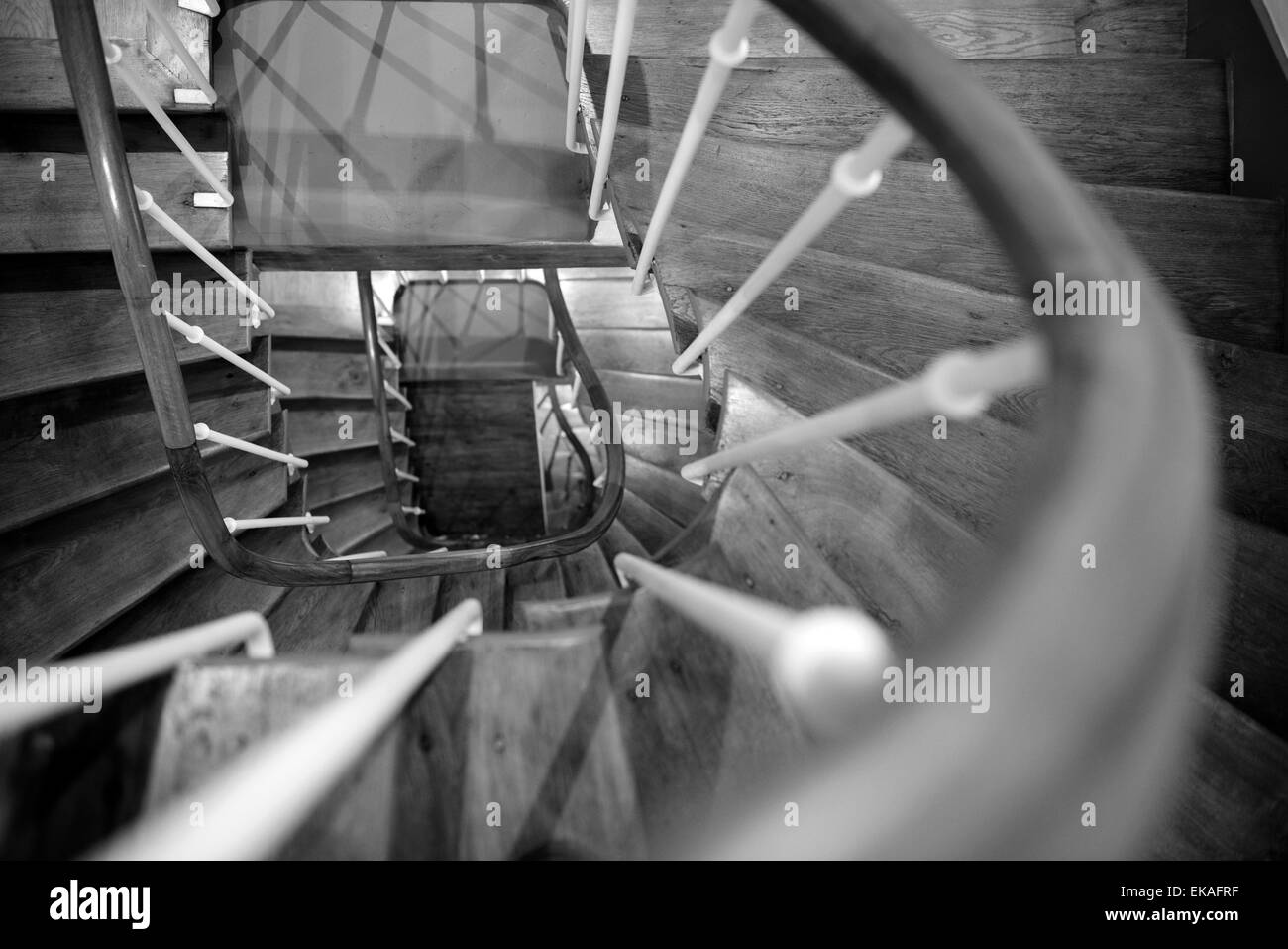 Auf der Suche nach unten durch eine gewundene Holztreppe. Stockfoto