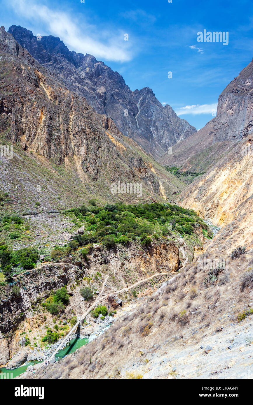 Blick auf eine Brücke an der Unterseite des Colca Canyon in Peru Stockfoto