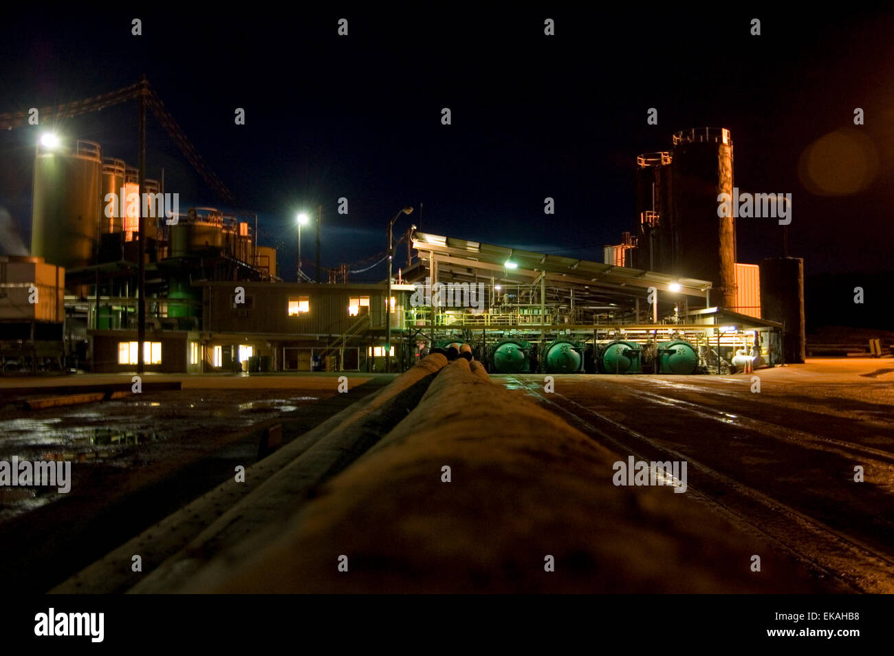 Papier und Holz Mühle in der Nacht Stockfoto