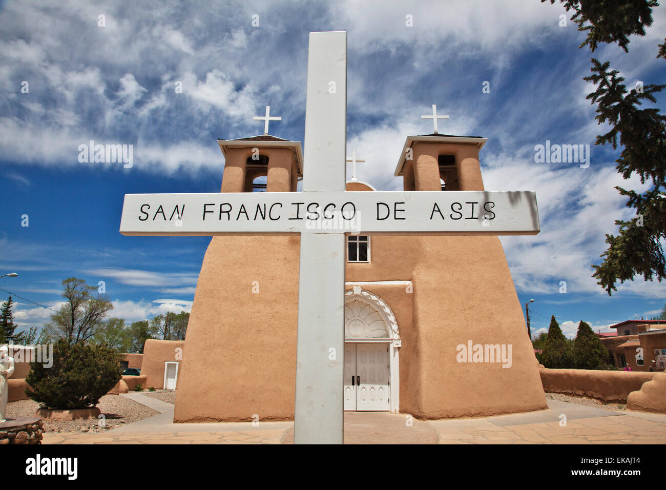 Die Kirche an der Plaza in Rancho de Taos in der Nähe von Taos, New Mexiko, ist eines der am meisten fotografierten Kirchen. Stockfoto