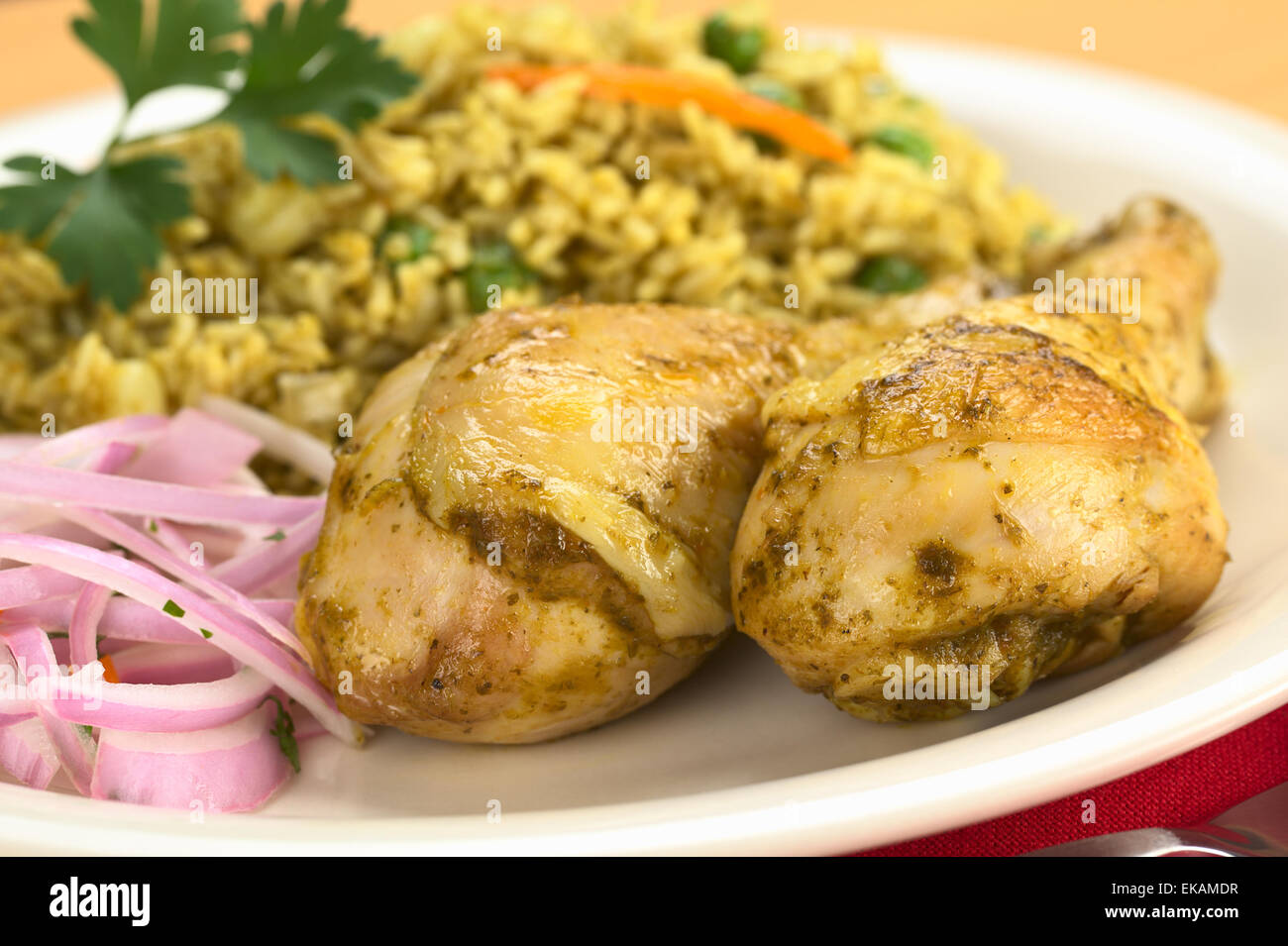 Peruanische Gericht namens Arroz Con Pollo (Reis mit Huhn), die aus ...