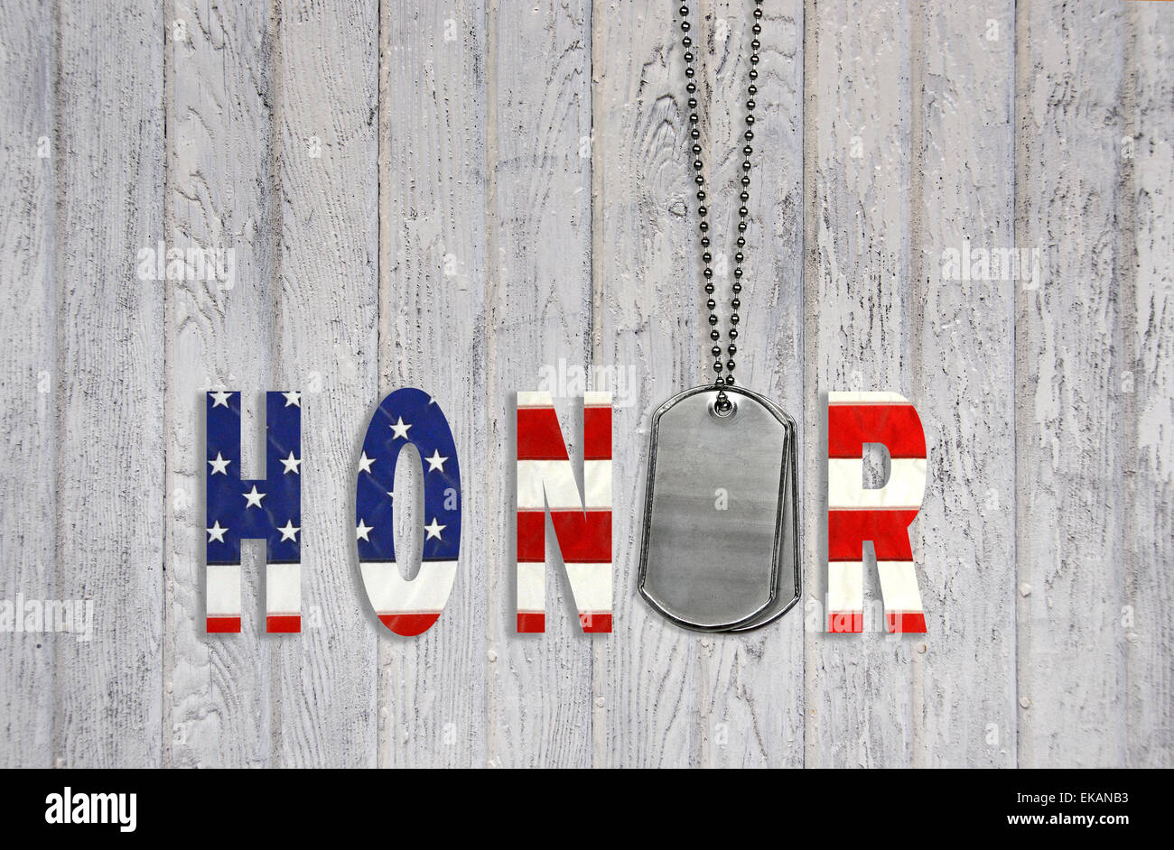 Military Dog Tags mit Flaggendesign für Ehren auf rustikalen graues Holz. Stockfoto