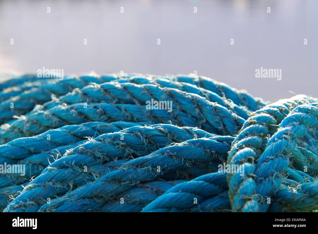 Blau, Nylon-Seil im Sonnenlicht Leuchten abgenutzt Stockfoto