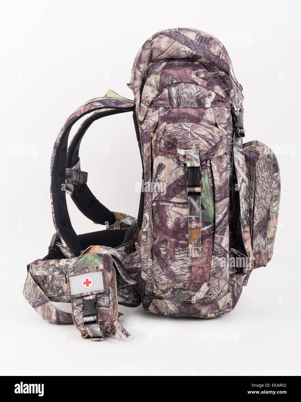Wanderrucksack für Jäger Tarnung mit Seitentaschen auf weißem Hintergrund. Stockfoto