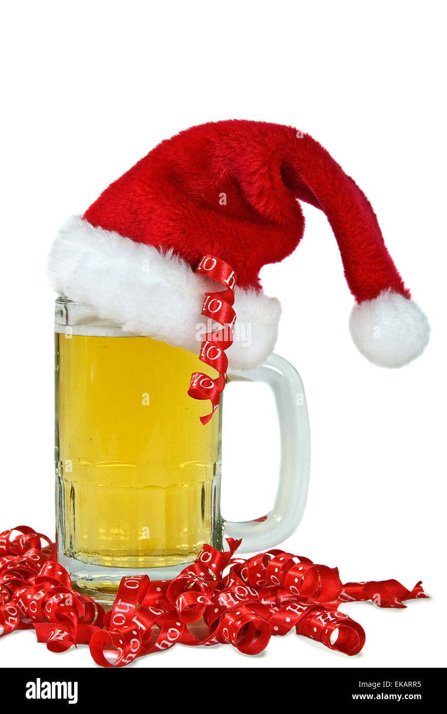 Weihnachten Weihnachtsmütze auf Maß Bier mit Bändern isoliert auf weiss. Stockfoto