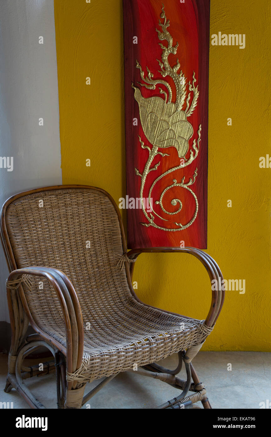 Stuhl Farbe gelb Rest Bambus Malerei Wandbeschaffenheit alt Alter heimische Wohnzimmer-Zimmer-Haus Stockfoto