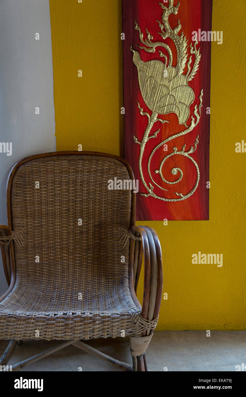 Stuhl Farbe gelb Rest Bambus Malerei Wandbeschaffenheit alt Alter heimische Wohnzimmer-Zimmer-Haus Stockfoto