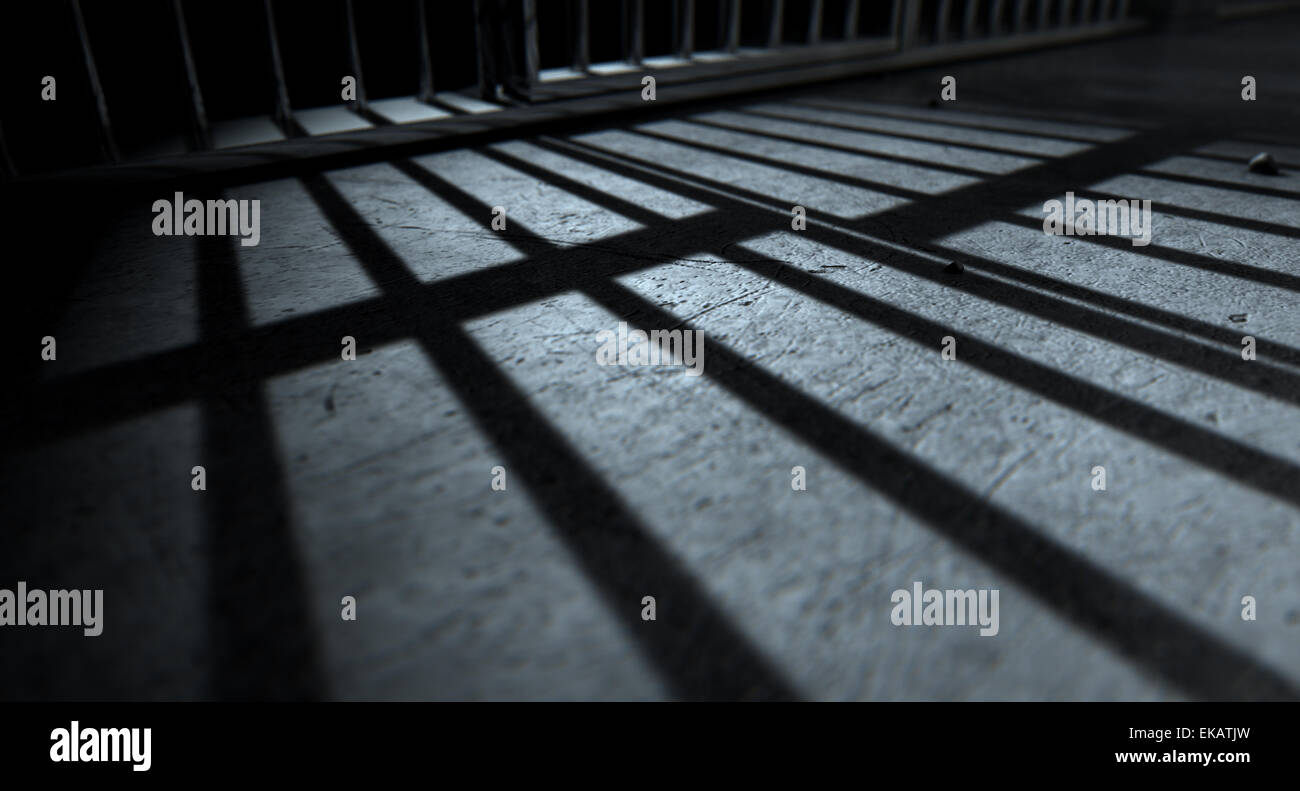 Eine Nahaufnahme der Ansicht eines Gefängnisses Zellen Eisenstangen, die Schatten auf der Gefängnis-Etage mit Textfreiraum Stockfoto