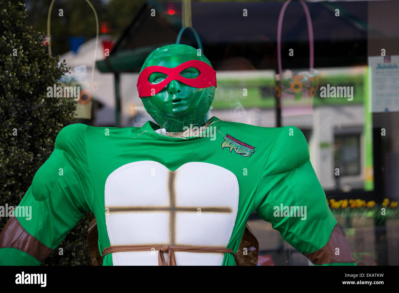 Vogelscheuche Scarecrow Festival. Bunt gekleidete Vogelscheuche mit grünen Kostüm und rote Maske. Stockfoto