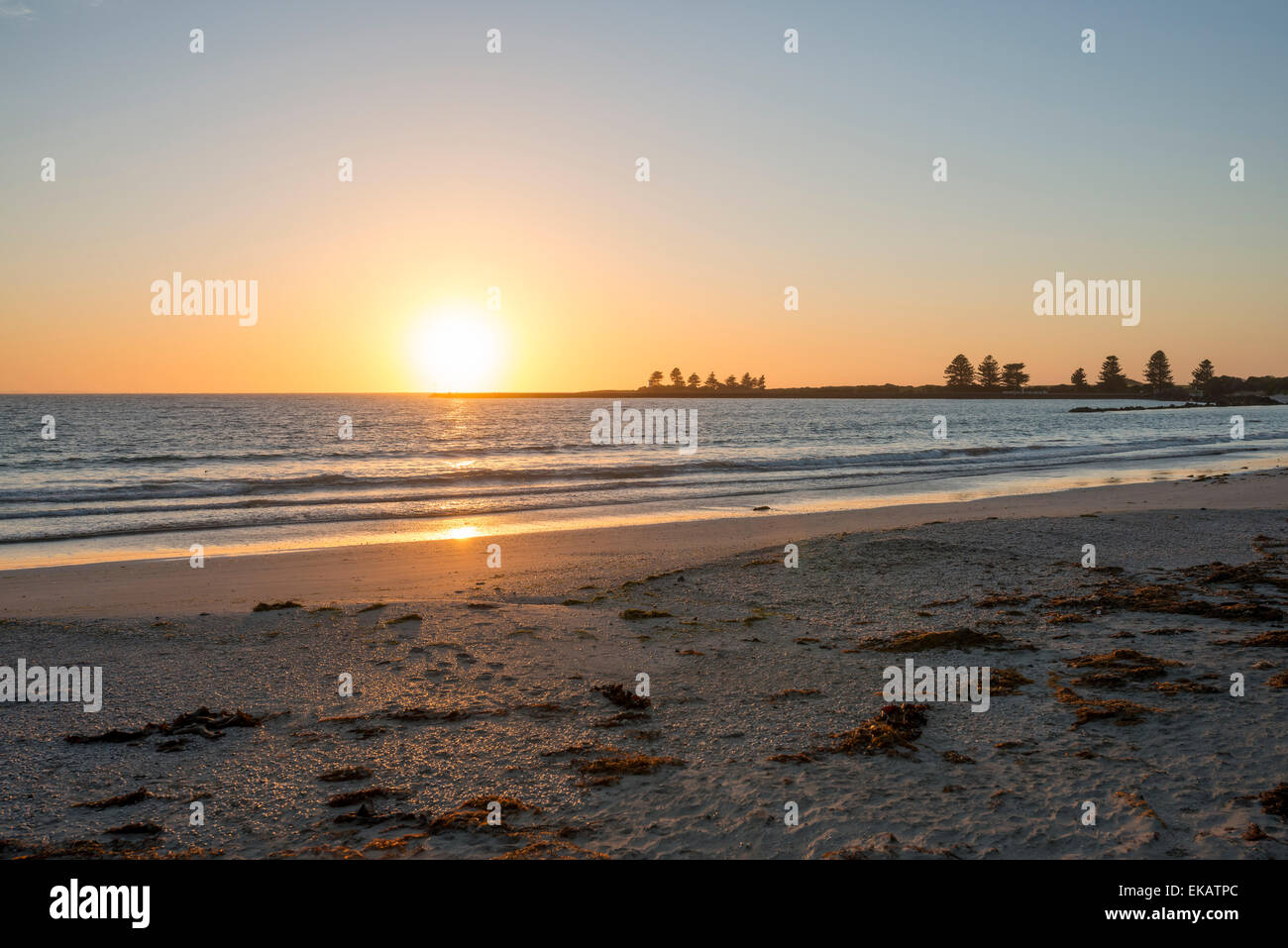 Sonnenaufgang am Strand von dem malerischen Fischerdorf Port Fairy, auf der Great Ocean Road in Victoria, Australien. Stockfoto