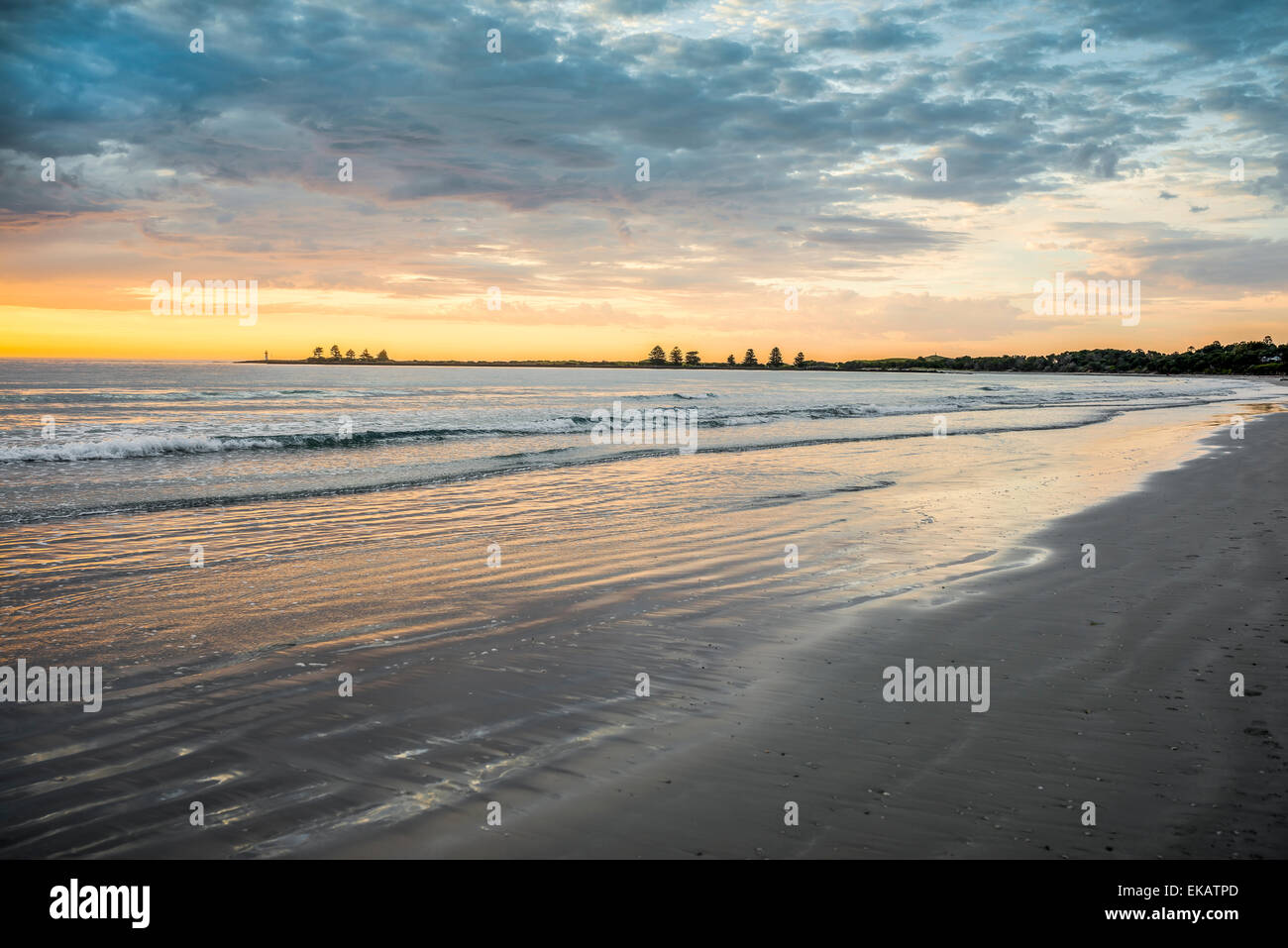 Sonnenaufgang am Strand der malerischen Stadt, Port Fairy, auf der Great Ocean Road in Victoria, Australien. Stockfoto