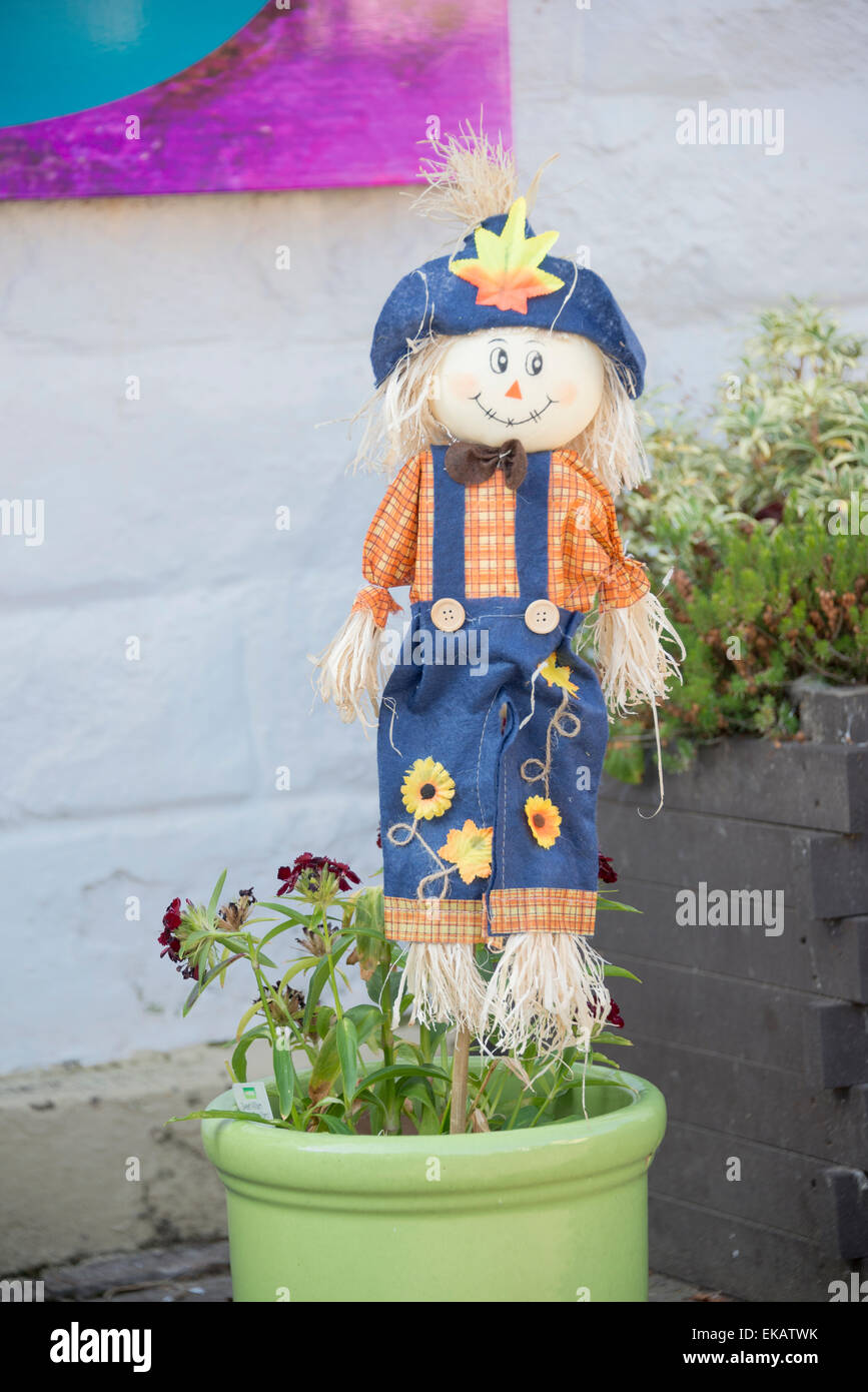 Vogelscheuche Scarecrow Festival. Bunt gekleidete Vogelscheuche in einem Blumentopf. Stockfoto