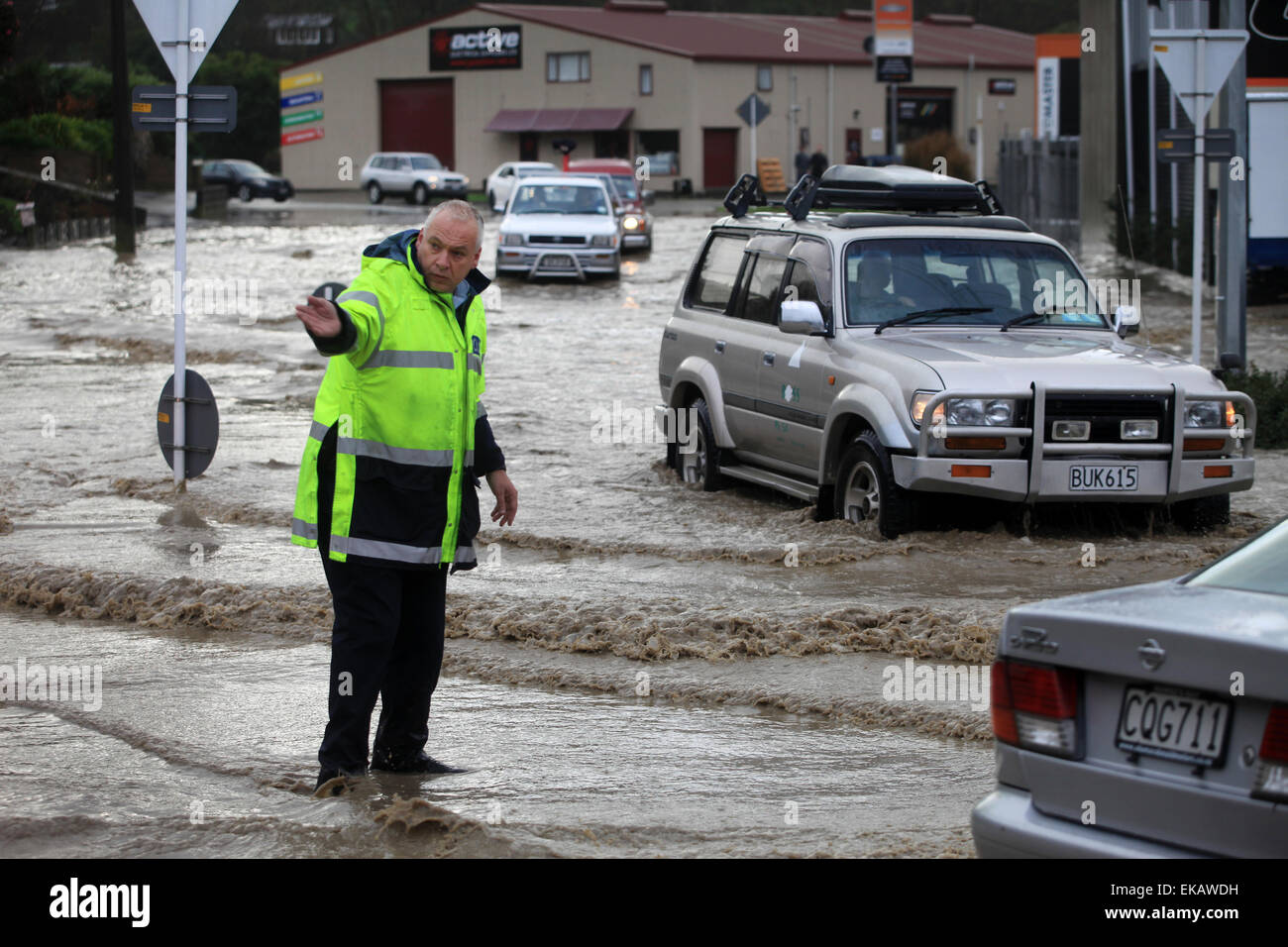 Polizist regelt den Verkehr durch Flut betroffenen Bereich von Nelson, Neuseeland Stockfoto