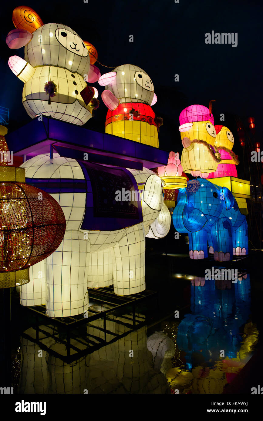 Laternen auf öffentlichen Anzeigen im Frühjahr Laternenfest, Kowloon Public Pier, Hong Kong Stockfoto