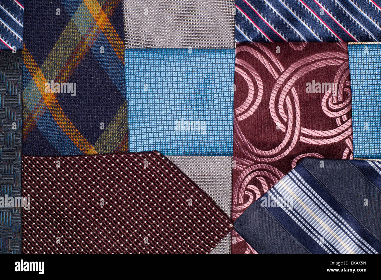 Viele verschiedene farbige Krawatten, die zusammen gebunden Stockfoto